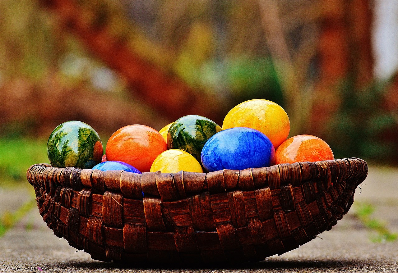 Oeufs de Pâques dans un panier