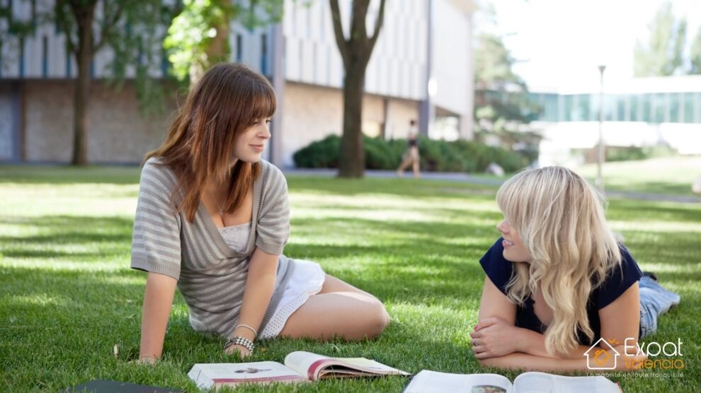 Etudiantes sur un campus universitaire