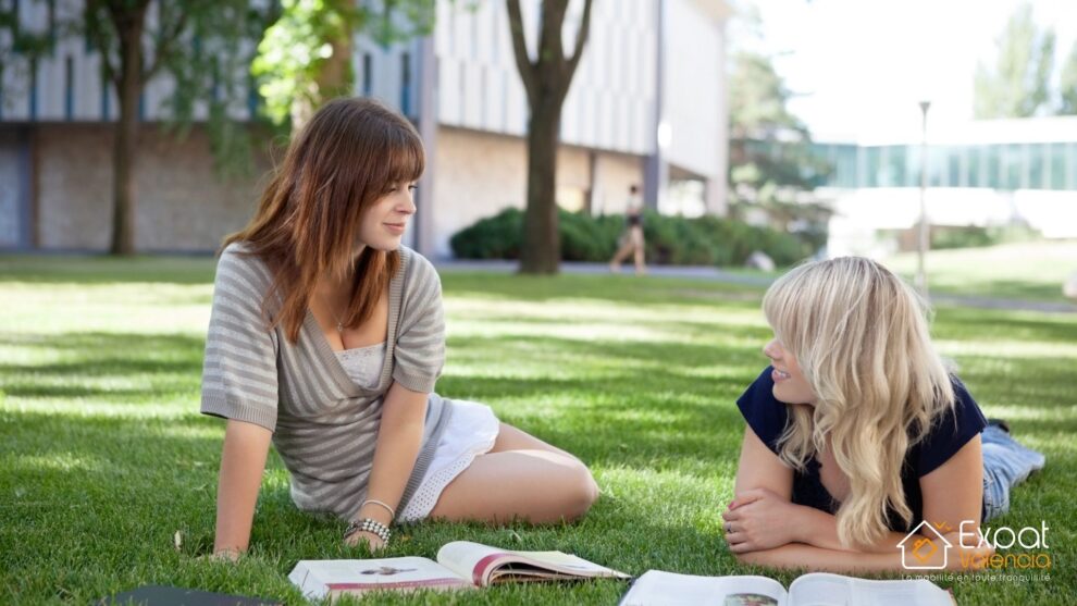 Etudiantes sur un campus universitaire